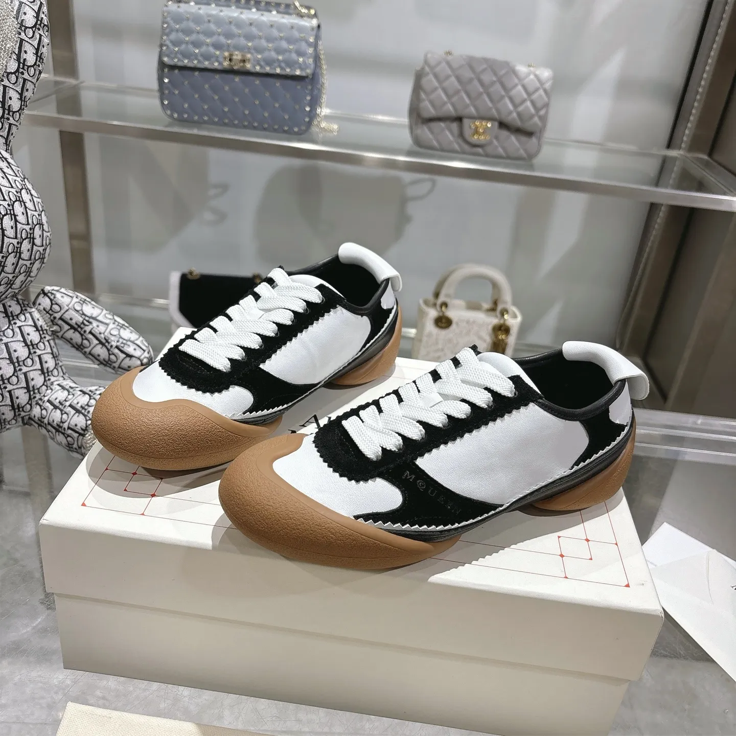 👟👟Ex-factory price 580👟👟 Men's size +10 2025 McQueen's new AIexanderMcQUEEN✅ The original quality has been certified! The original version is reproduced 1:1, and the latest products are available at the latest counters simultaneously. • McQueen logo • Round toe box • Lightweight segmented sole design, made of imported stretch breathable fabric + grained cowhide, soft inner lining and insole, comfortable for walking and not stuffy on the feet. Five colors: black and white • white • apricot • black brown • yellow Fabric: grained cowhide + stretch fabric + cow suede Insole: imported sheepskin Women’s model: 35–40 (40 for women is non-refundable) Men’s model: 40-45 (45 for men is non-refundable) Women’s model: (men’s model +10)